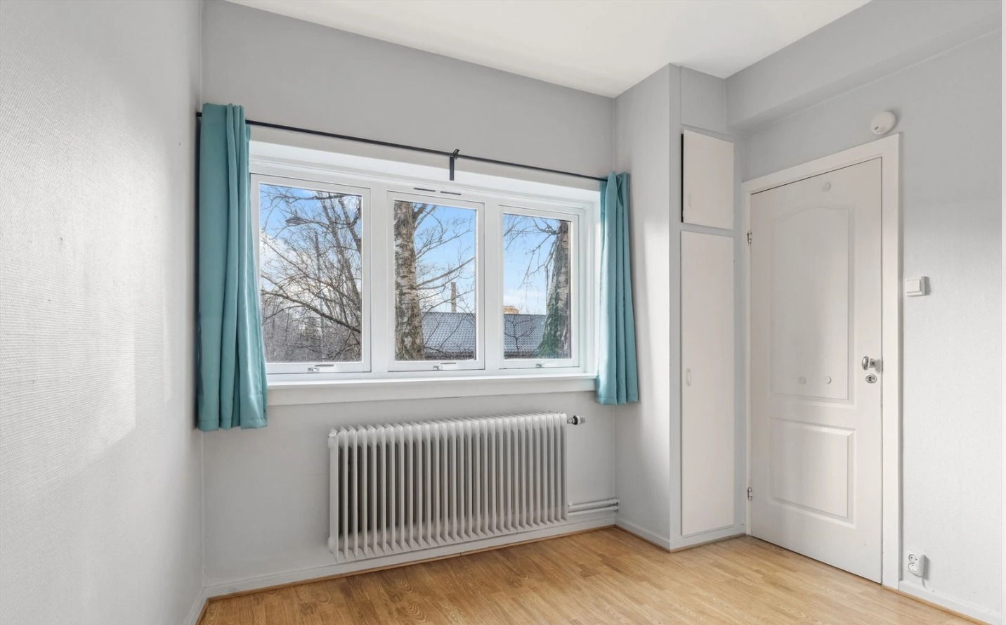 Hovedsoverom med god lagringsplass.